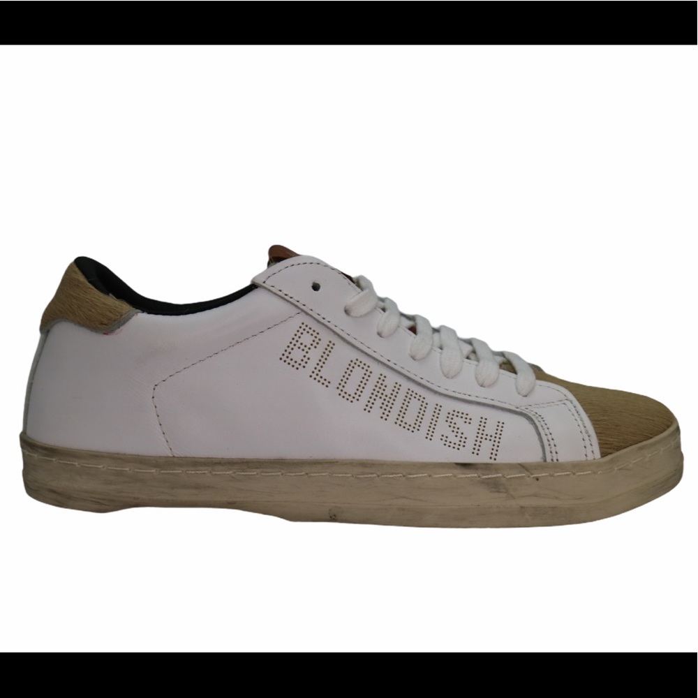 Blondish sneakers lovers